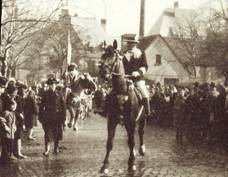 Vorne der Zugleiter und im Hintergrund der Herold mit der Standarte