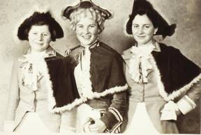 Regimentstochter Gerta Palm mit den Marketenterinnen Ännschen Schneider links und Marla Görgen rechts