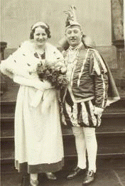 Prinz Josef der Zweite von der Farbenburg de Schmidte Jüpp Josef Schmidt der mit seiner Prinzessin Loni von Rosenheim vom Schimmelhals Spira