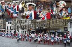 2002 Uniformapell auf dem Marktplatz